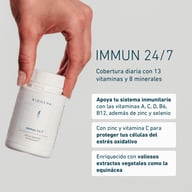 Opakowanie BIOGENA Immun 24/7 trzymane w dłoni, z korzyściami produktu dla codziennego wsparcia odporności dzięki witaminom, minerałom i substancjom roślinnym.