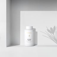 BIOGENA 361° Multi+ Superior într-o sticlă albă, așezată pe un raft, cu umbre de plante în fundal. Eticheta conține textul "Body, Mind, Mood."