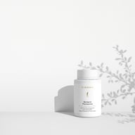 BIOGENA Berberina Phytoactive într-o sticlă albă, așezată pe o suprafață, cu umbre de plante în fundal. Eticheta conține textul "Biodisponibilitate optimă datorită tehnologiei protejate Indena Phytosome™."