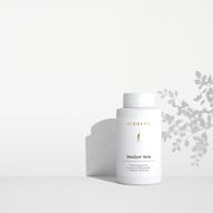 Supliment BIOGENA DoloZym forte într-un flacon alb pe fundal minimalist cu umbre de plante. Formulă premium cu enzime și bioflavonoide.