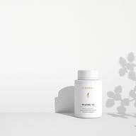 Supliment BIOGENA MiraCHOL 3.0 într-un flacon alb pe fundal minimalist cu umbre fine. Formulă premium concepută pentru a susține niveluri normale de colesterol.