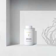 BIOGENA Omega 3 vegan DHA & EPA 450 pe o etajeră albă minimalistă, cu umbre ușoare proiectate de o plantă în fundal.