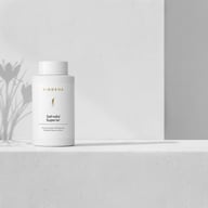 Supliment BIOGENA Safrodia® Superior într-un flacon alb pe fundal minimalist cu lumină și umbre de plante. Emotional Balance Selection cu rhodiola rosea și șofran pentru susținerea echilibrului emoțional.
