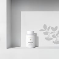 BIOGENA ThromboPhenol 150/50 într-o sticlă albă, așezată pe un raft, cu umbre de plante în fundal. Eticheta conține textul "Pentru menținerea fluidității sângelui."