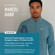 Sportiv Marcel Dabo, jucător NFL/ELF, ține în mână BIOGENA SPORTS ZMB6 și vorbește despre putere și performanță zilnică în antrenamente.