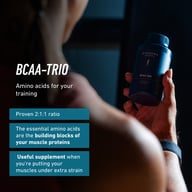 BIOGENA SPORTS BCAA 500 capsules held by an athlete. Highlights the proven 2:1:1 ratio of branched-chain amino acids and their role as essential building blocks of muscle proteins during intensive training phases.