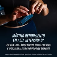 Osoba otwierająca saszetkę kreatyny Biogena Sports. Tekst podkreśla wsparcie przy intensywnym, krótkotrwałym wysiłku, neutralny smak, rozpuszczalność w wodzie i wygodę w podróży. Wzmianka o 3 g kreatyny dziennie.