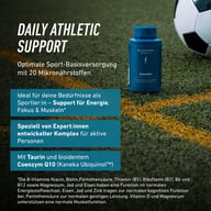 Niebieskie opakowanie „Biogena Sports Essentials” na boisku piłkarskim obok piłki. Grafika promuje 20 mikroskładników wspierających energię, koncentrację i funkcjonowanie mięśni aktywnych sportowców.