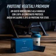 Obraz przedstawia Biogena Sports Vegan Protein Sticks oraz shaker w otoczeniu fitness. Podkreślono roślinne białko premium o smaku waniliowym, 80% zawartości białka, niską kaloryczność i 20 g białka na stick.