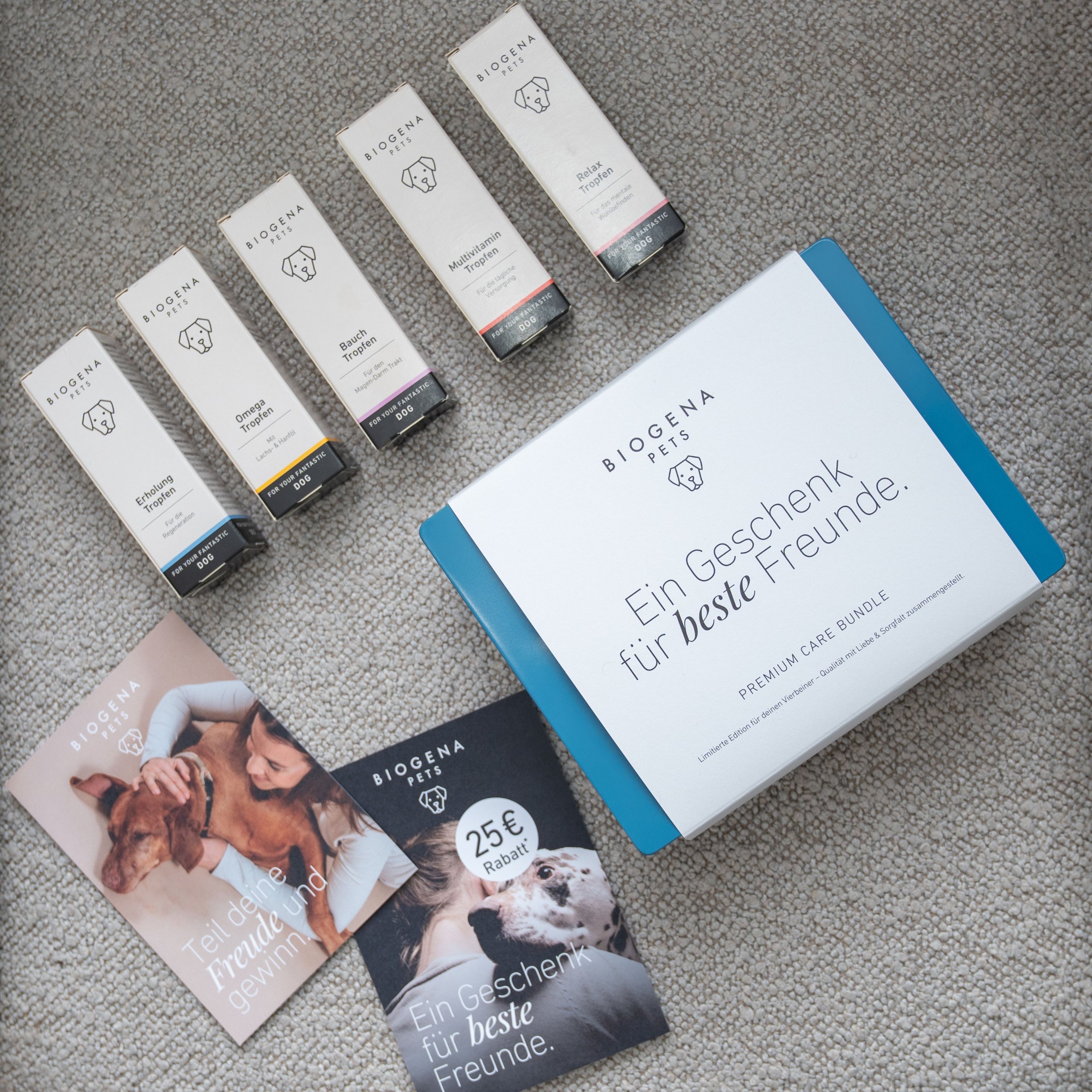 Eine blaue Box mit "Ein Geschenk für beste Freunde" und "Best friends deserve the best" in weiß. Das "BIOGENA Pets Premium Care Bundle" mit dem Slogan "WELCOME TO YOURSELF." Ein Teil des Erlöses wird gespendet.