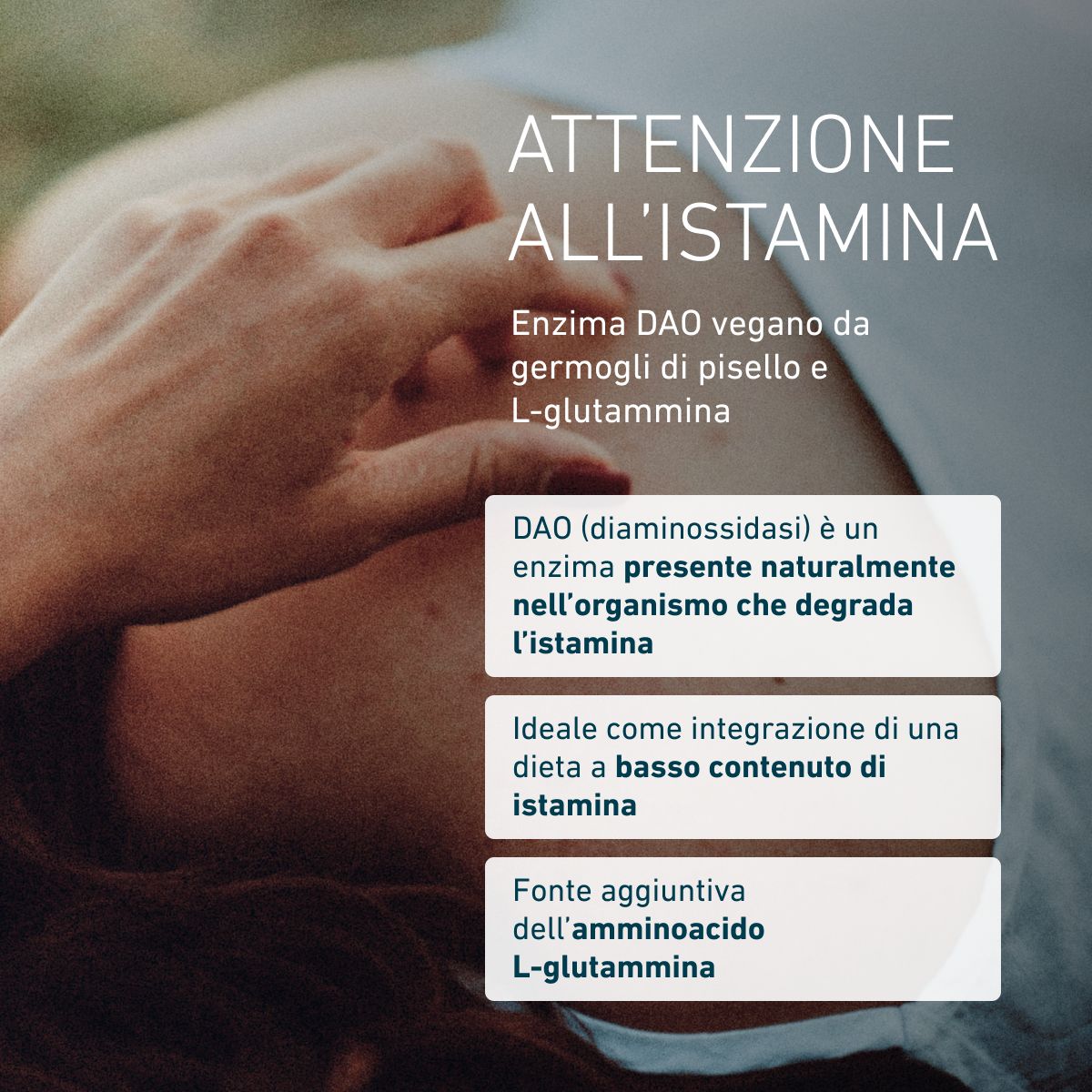 Una persona si tocca l'avambraccio. Il testo presenta BIOGENA DaoZym® Vegan, con un enzima DAO di origine vegetale e L-glutammina, come integratore alimentare in caso di sensibilità all'istamina.
