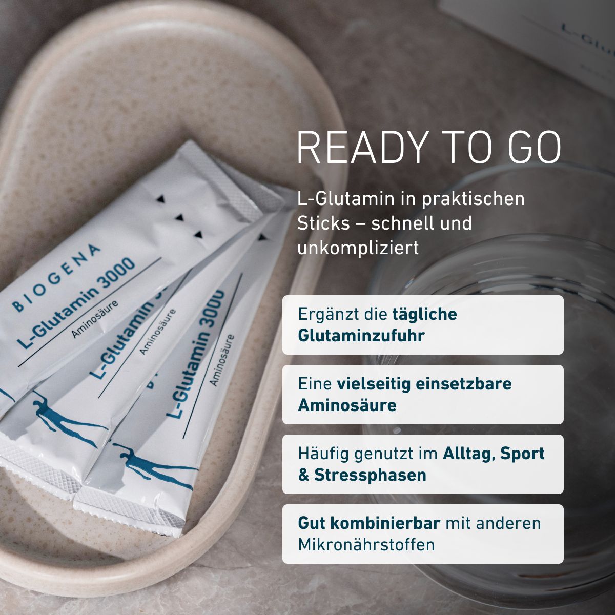 BIOGENA L-Glutamin 3000 Sticks neben einem Wasserglas. Praktische Portionssticks zur Ergänzung der täglichen Glutaminzufuhr, vielseitig einsetzbar in Alltag und Sport.