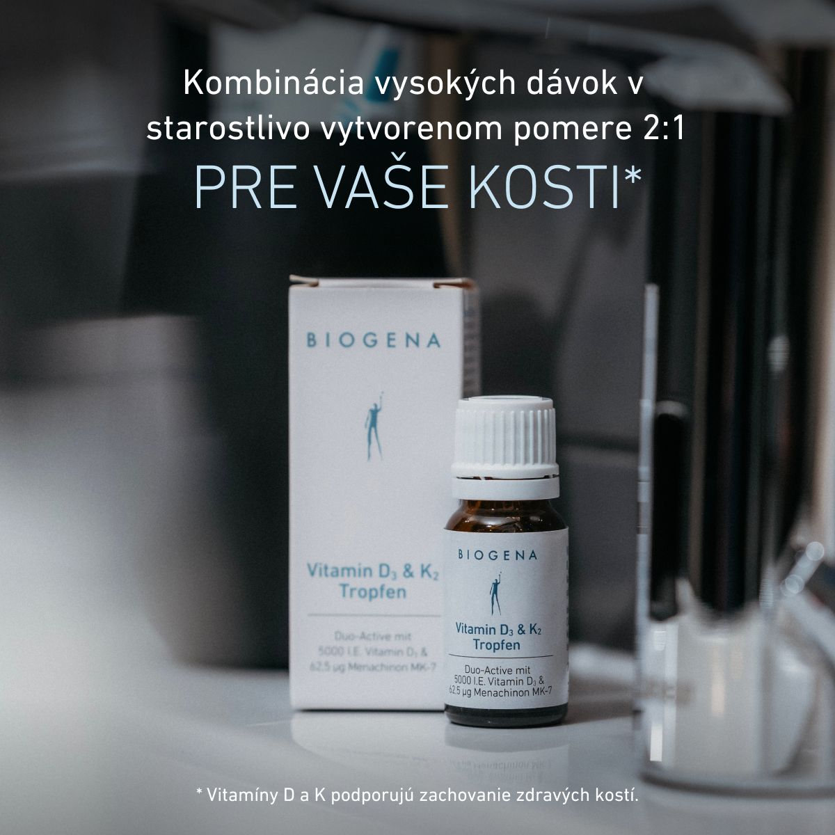Fľaštička BIOGENA Vitamin D3 & K2 Tropfen vedľa balenia. Kombinácia vitamínov D a K prispieva k udržaniu zdravých kostí.