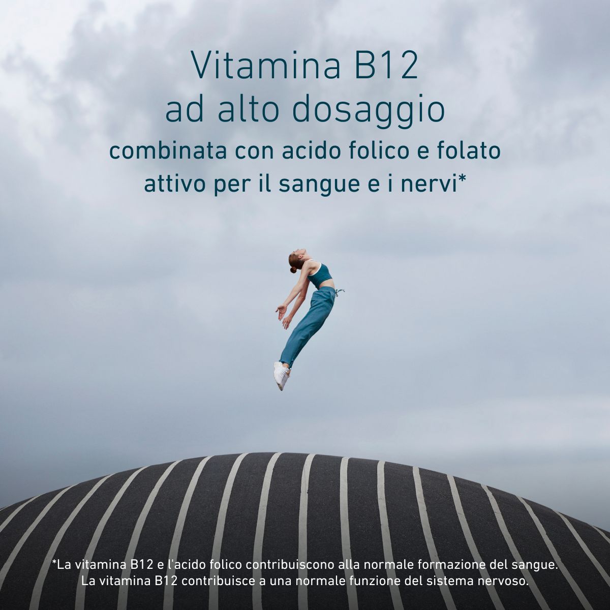 Persona che salta sopra una struttura curva sotto un cielo nuvoloso. Vitamina B12 ad alto dosaggio con acido folico e folato attivo contribuisce alla formazione del sangue e al funzionamento del sistema nervoso.