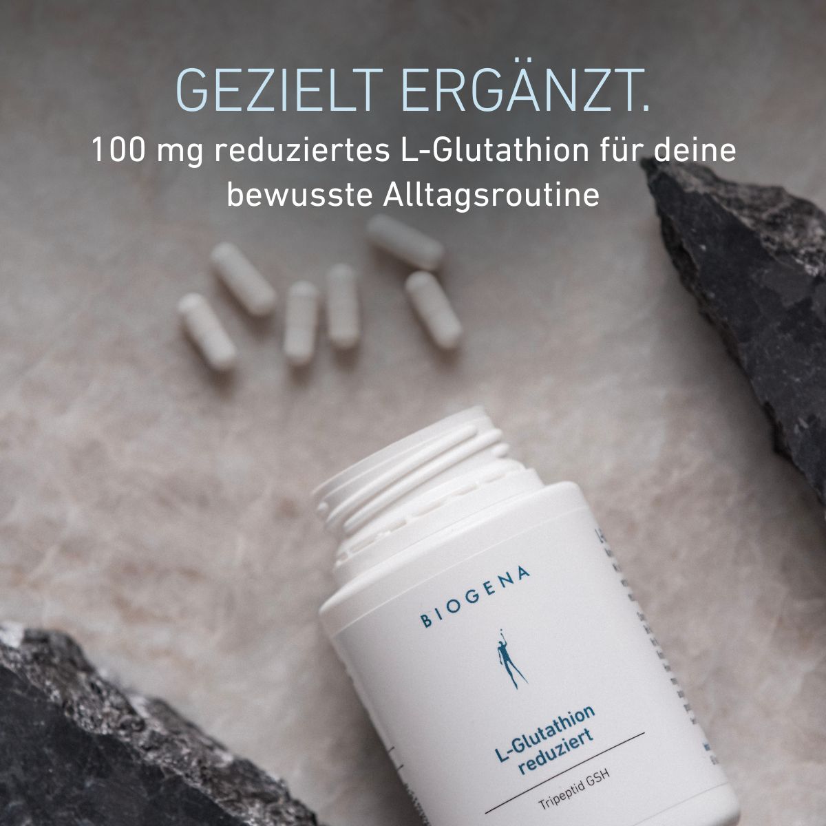 Geöffnete Dose BIOGENA L-Glutathion reduziert mit weißen Kapseln auf einer Steinoberfläche. Enthält 100 mg reduziertes L-Glutathion zur gezielten Ergänzung der täglichen Mikronährstoffroutine.