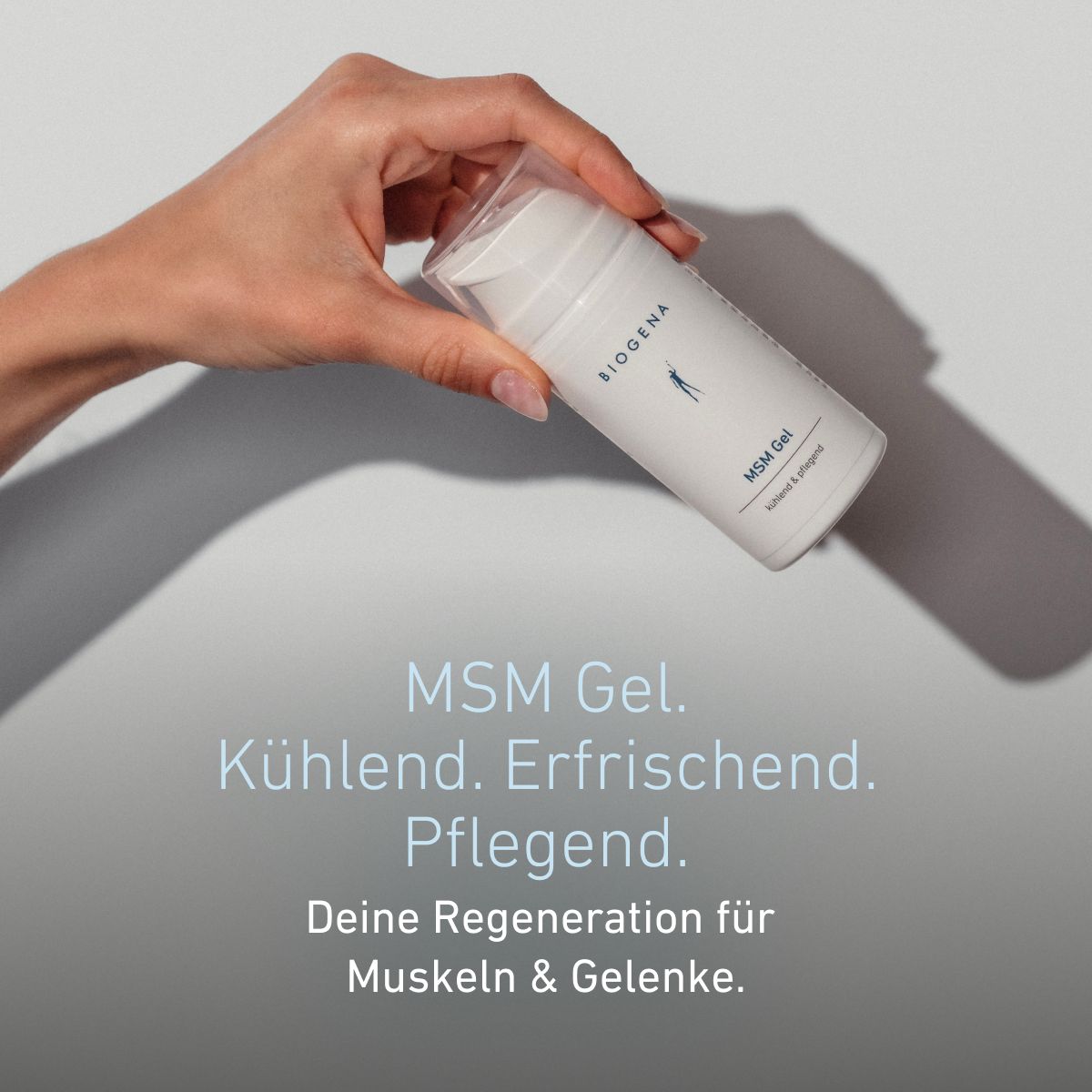 BIOGENA MSM Gel in der Hand. Kühlendes, erfrischendes und pflegendes Gel zur Regeneration nach körperlicher Belastung im Bereich von Muskeln und Gelenken.
