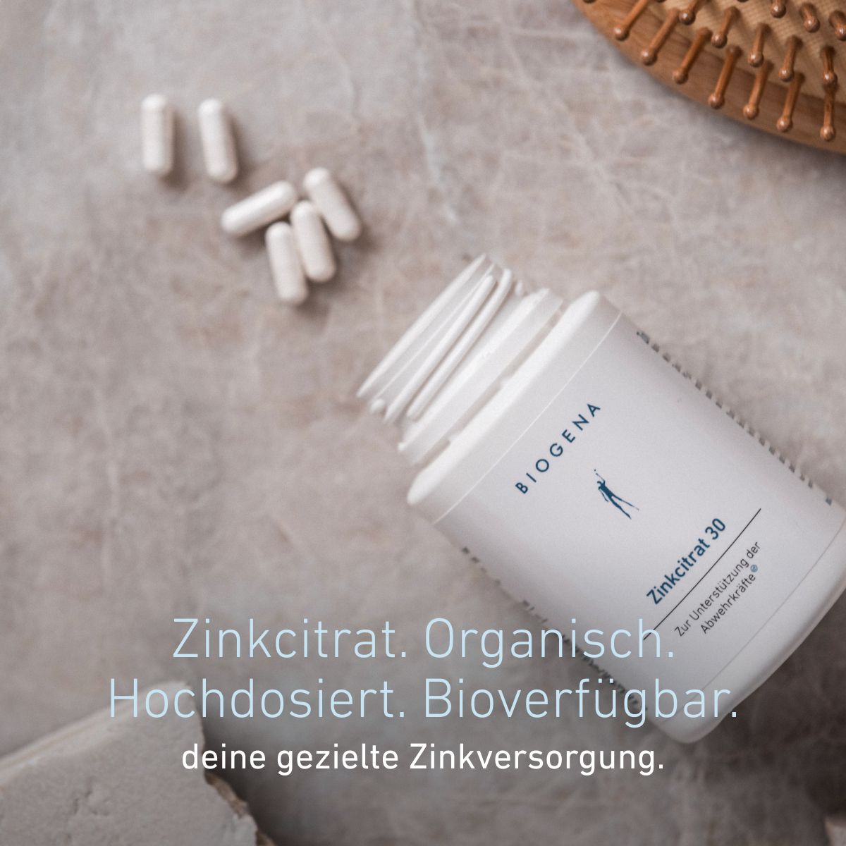 Geöffnete BIOGENA Zinkcitrat 30 Dose mit Kapseln und Haarbürste. Hochdosiertes, bioverfügbares Zinkcitrat für eine gezielte Zinkversorgung.