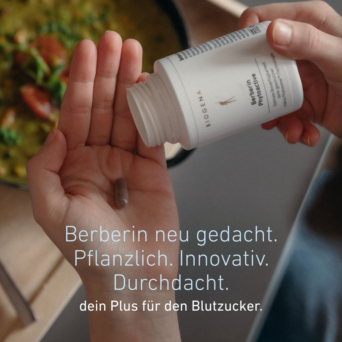 BIOGENA Berberin Phytoactive: Formula innovativa di berberina di origine vegetale per la glicemia. Una capsula viene versata dal flacone nel palmo della mano.