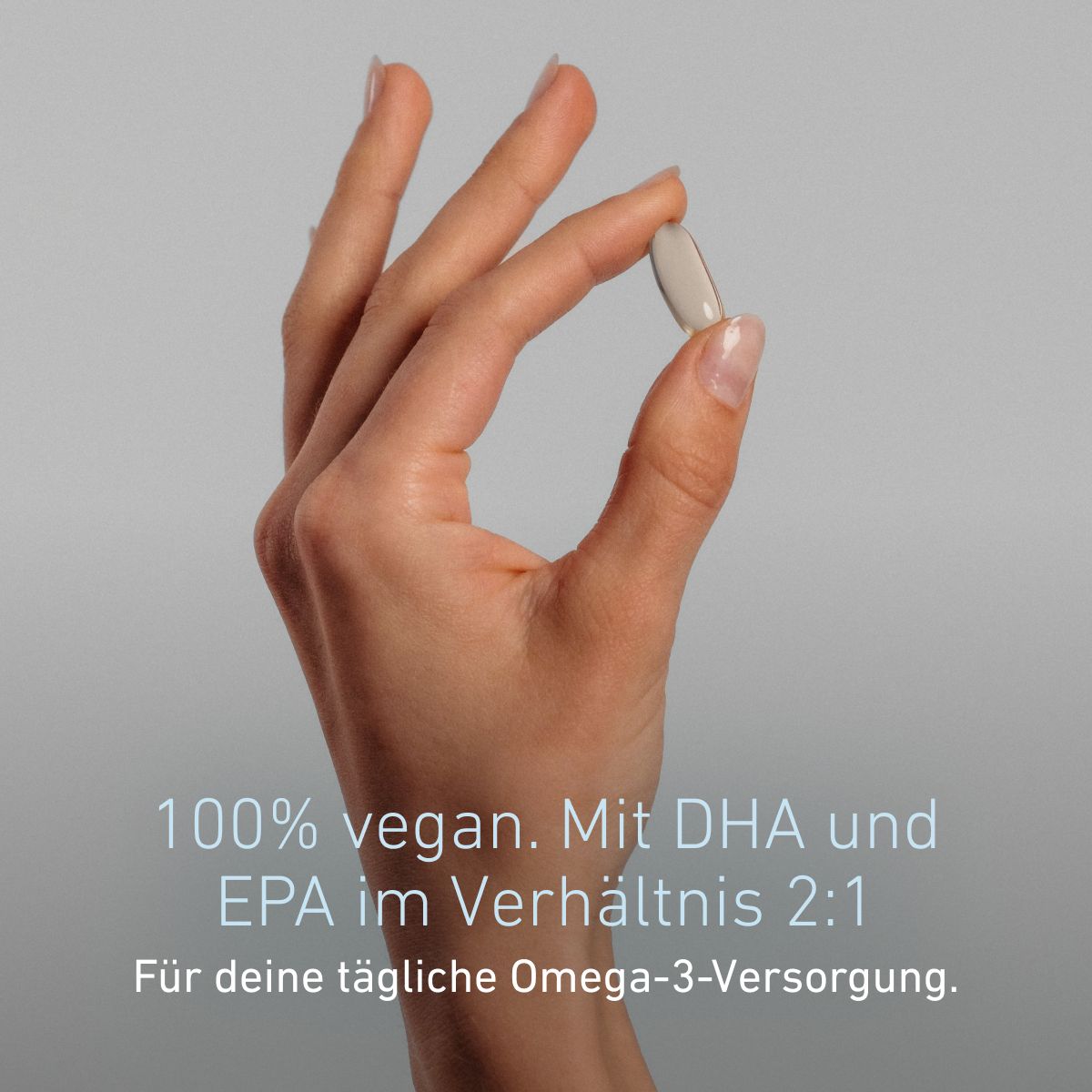 Eine Hand hält eine Kapsel von BIOGENA Omega 3 vegan DHA & EPA 450 zwischen Daumen und Zeigefinger. Der Text hebt die 100 % vegane Omega-3-Versorgung mit DHA und EPA im Verhältnis 2:1 für die tägliche Versorgung hervor.