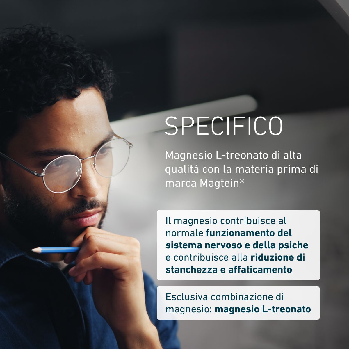 Uomo concentrato con occhiali e matita. Magtein® L-treonato di magnesio contribuisce al normale funzionamento del sistema nervoso e alla normale funzione psicologica e aiuta a ridurre stanchezza e affaticamento.