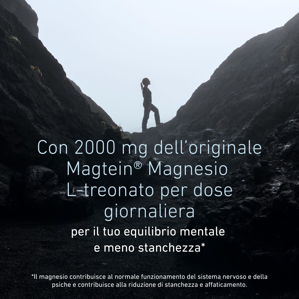 Persona che fa trekking tra formazioni rocciose. Magtein® L-treonato di magnesio fornisce 2000 mg per dose giornaliera, per l’equilibrio mentale e per contribuire a ridurre stanchezza e affaticamento.