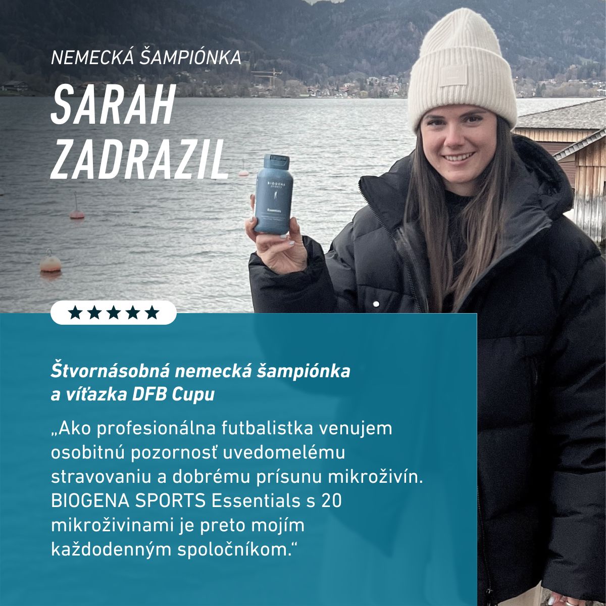 Nemecká futbalová šampiónka Sarah Zadrazil drží BIOGENA SPORTS Essentials pri jazere. Zdieľa svoju skúsenosť a odporúča produkt ako každodennú podporu s 20 mikroživinami pre aktívny životný štýl.