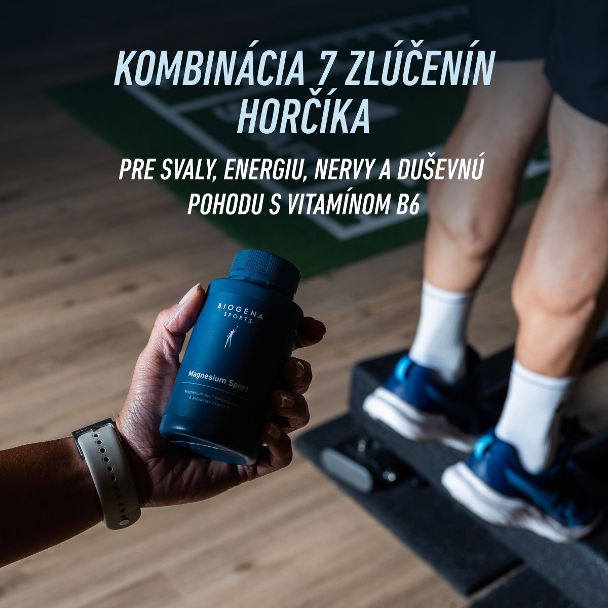 Fľaša BIOGENA SPORTS Magnesium Sport v ruke pri tréningovom zariadení. Produkt kombinuje sedem zlúčenín horčíka s vitamínom B6 na podporu svalov, energie, nervového systému a duševnej pohody.