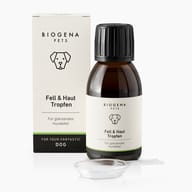 BIOGENA PETS Fell & Haut Tropfen per un pelo lucido del cane: flacone marrone da 100 ml con tappo nero, confezione e cucchiaio dosatore trasparente.