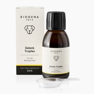 BIOGENA PETS Gelenk Tropfen für die Beweglichkeit von Hunden: braune 100-ml-Flasche mit schwarzem Verschluss, Verpackung und transparentem Dosierlöffel.
