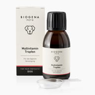 BIOGENA PETS Multivitamin Tropfen für die tägliche Versorgung von Hunden: braune 100-ml-Flasche mit schwarzem Verschluss, Verpackung und transparentem Dosierlöffel.