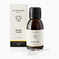 BIOGENA PETS Omega Tropfen mit Lachs- und Hanföl für Hunde: braune 100-ml-Flasche mit schwarzem Verschluss, Verpackung und transparentem Dosierlöffel.