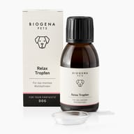 BIOGENA PETS Relax Tropfen für das mentale Wohlbefinden von Hunden: braune 100-ml-Flasche mit schwarzem Verschluss, Verpackung und transparentem Dosierlöffel.
