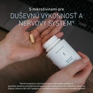 Osoba drží otvorenú fľašu BIOGENA Antistress Formula® a kapsulu v dlani. Formula s mikroživinami podporuje duševnú výkonnosť, normálne fungovanie nervového systému a normálne psychické funkcie.