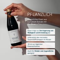 Hände halten eine Flasche BIOGENA MoFerrin liquid Herbal Elixier. Pflanzliches Eisen aus Curryblatt-Extrakt mit Bio-Direktsäften zur täglichen Eisenversorgung.
