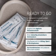 BIOGENA L-Glutamin 3000 Sticks neben einem Wasserglas. Praktische Portionssticks zur Ergänzung der täglichen Glutaminzufuhr, vielseitig einsetzbar in Alltag und Sport.