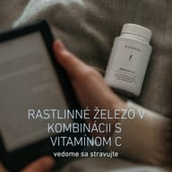 Fľaša BIOGENA MoFerrin 21 položená na látke vedľa osoby držiacej tablet. Železo rastlinného pôvodu v kombinácii s vitamínom C pre uvedomelé stravovanie.