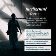 Osoba v kontrastnom svetle a tieni. Formula kombinuje vápnik, vitamíny D3 a K2 a ďalšie látky. Vitamín D podporuje vstrebávanie vápnika a fosforu, mangán a meď prispievajú k normálnemu spojivovému tkanivu.