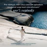 Osoba na skalnatom pobreží. 100 % vegánska formula s mikroživinami pre kosti. Vápnik, horčík, zinok, mangán a vitamín K prispievajú k udržaniu zdravých kostí.