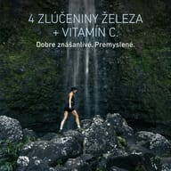 Žena kráča po skalách pred vodopádom. QuattroFerrin® 21 spája štyri zdroje železa s vitamínom C v dobre znášanlivej a premyslenej kombinácii.