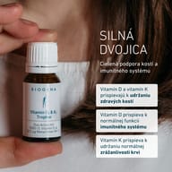 Osoba drží fľaštičku BIOGENA Vitamin D3 & K2 Tropfen. Vitamíny D a K podporujú zdravie kostí a vitamín D prispieva k normálnej funkcii imunitného systému.