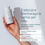 Dłoń trzymająca opakowanie BIOGENA Astragalus 300/12. Wegański suplement z ekstraktem z korzenia traganka, stosowanego w tradycyjnej medycynie chińskiej. Oparty na zasadzie czystych substancji, idealny na wiosnę.