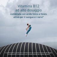 Persona che salta sopra una struttura curva sotto un cielo nuvoloso. Vitamina B12 ad alto dosaggio con acido folico e folato attivo contribuisce alla formazione del sangue e al funzionamento del sistema nervoso.