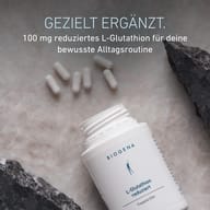 Geöffnete Dose BIOGENA L-Glutathion reduziert mit weißen Kapseln auf einer Steinoberfläche. Enthält 100 mg reduziertes L-Glutathion zur gezielten Ergänzung der täglichen Mikronährstoffroutine.