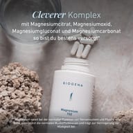 Geöffnete BIOGENA Magnesium 150 Dose mit Kapseln, Wasserglas und Steinen. Enthält Magnesiumcitrat, -oxid, -gluconat und -carbonat für die tägliche Magnesiumversorgung.