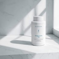 BIOGENA Omega 3 forte 700 auf einer hellen Marmorfläche im Sonnenlicht. Das Produkt enthält hochkonzentriertes Qualitätsfischöl mit Vitamin E in maritimer Kapsel.