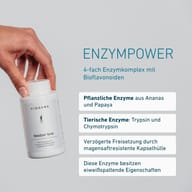Hand hält BIOGENA DoloZym® forte. 4-fach Enzymkomplex mit Bioflavonoiden, pflanzlichen Enzymen aus Ananas und Papaya sowie Trypsin und Chymotrypsin in magensaftresistenten Kapseln.
