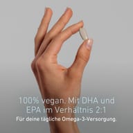 Eine Hand hält eine Kapsel von BIOGENA Omega 3 vegan DHA & EPA 450 zwischen Daumen und Zeigefinger. Der Text hebt die 100 % vegane Omega-3-Versorgung mit DHA und EPA im Verhältnis 2:1 für die tägliche Versorgung hervor.