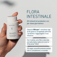 Mano che tiene BIOGENA Omni Lactis® 20, con 20 miliardi di colture batteriche vive, capsule gastroresistenti e 10 ceppi testati.