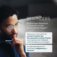 Mann mit Brille in nachdenklicher Pose. Magnesium-L-Threonat mit Magtein® unterstützt die normale Funktion von Nervensystem und Psyche und trägt zur Verringerung von Müdigkeit bei.