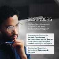 Uomo concentrato con occhiali e matita. Magtein® L-treonato di magnesio contribuisce al normale funzionamento del sistema nervoso e alla normale funzione psicologica e aiuta a ridurre stanchezza e affaticamento.